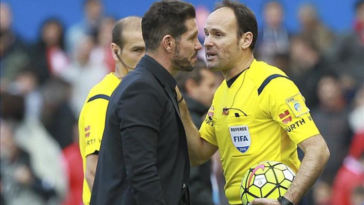 Simeone fue expulsado por Mateu Lahoz