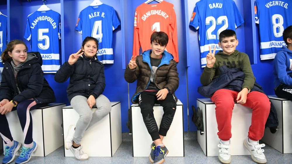 Los estudiantes han realizado un recorrido por los rincones del estadio de Riazor - Han conocido a los jugadores Martí Vilà, del Fabril, y Silvia y Cris, del Dépor Abanca