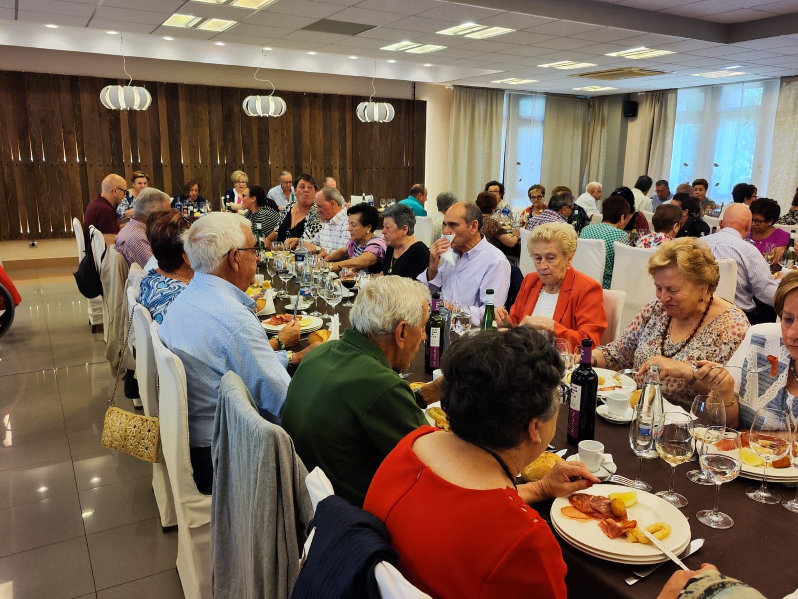 La gran fiesta de los jubilados de Siero: 200 personas participan en el día del socio del hogar El Carmín
