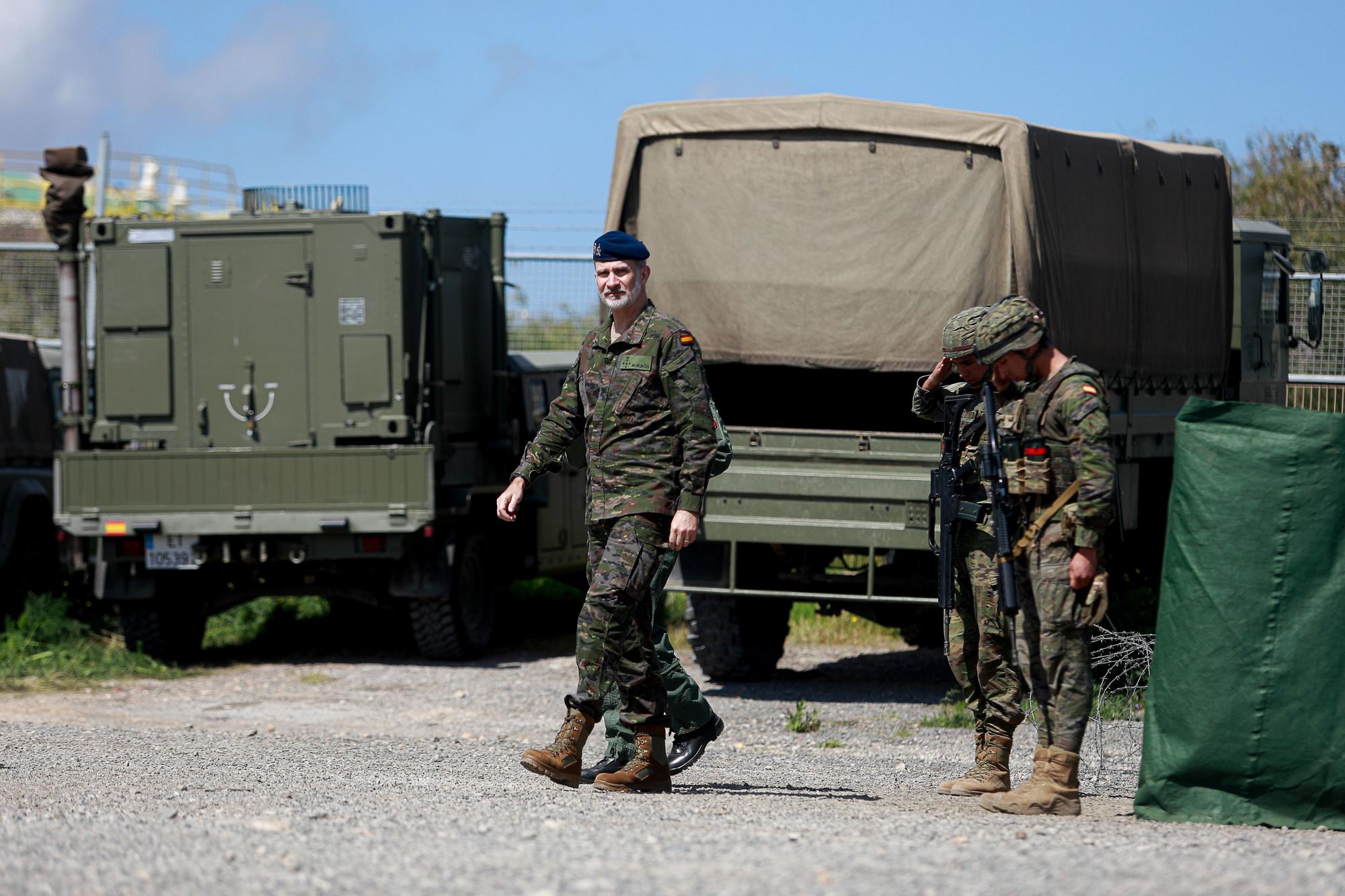 Mira aquí todas las fotos de la visita del Rey Felipe VI a las maniobras militares de Ibiza