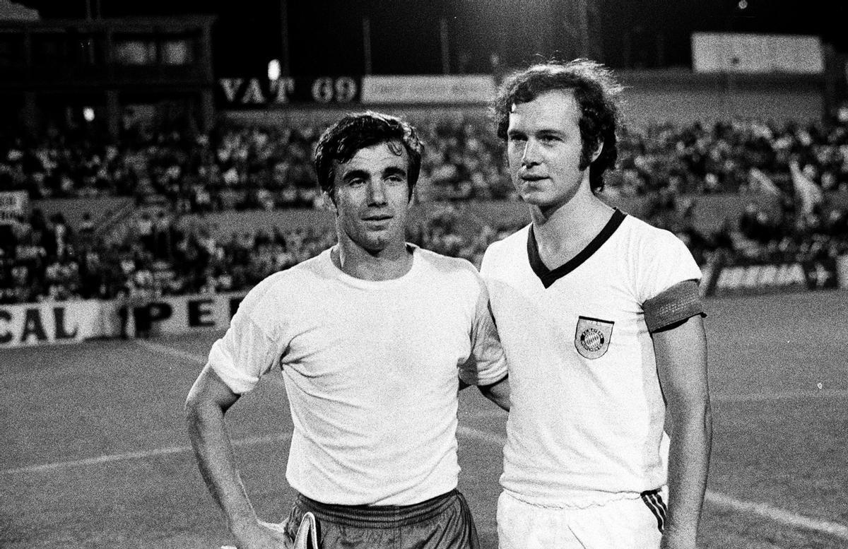 Franz Beckenbauer, junto a Tonono, en el estadio Insular