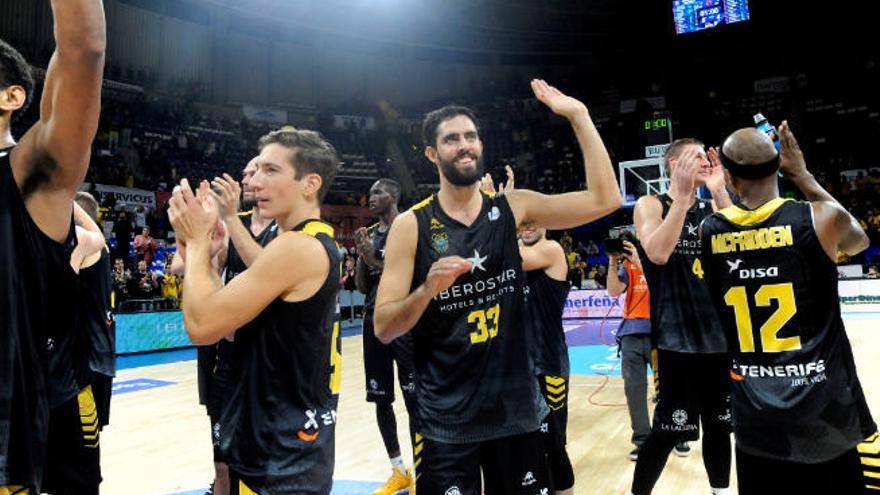 Beirán saluda a la grada tras una victoria del Canarias.