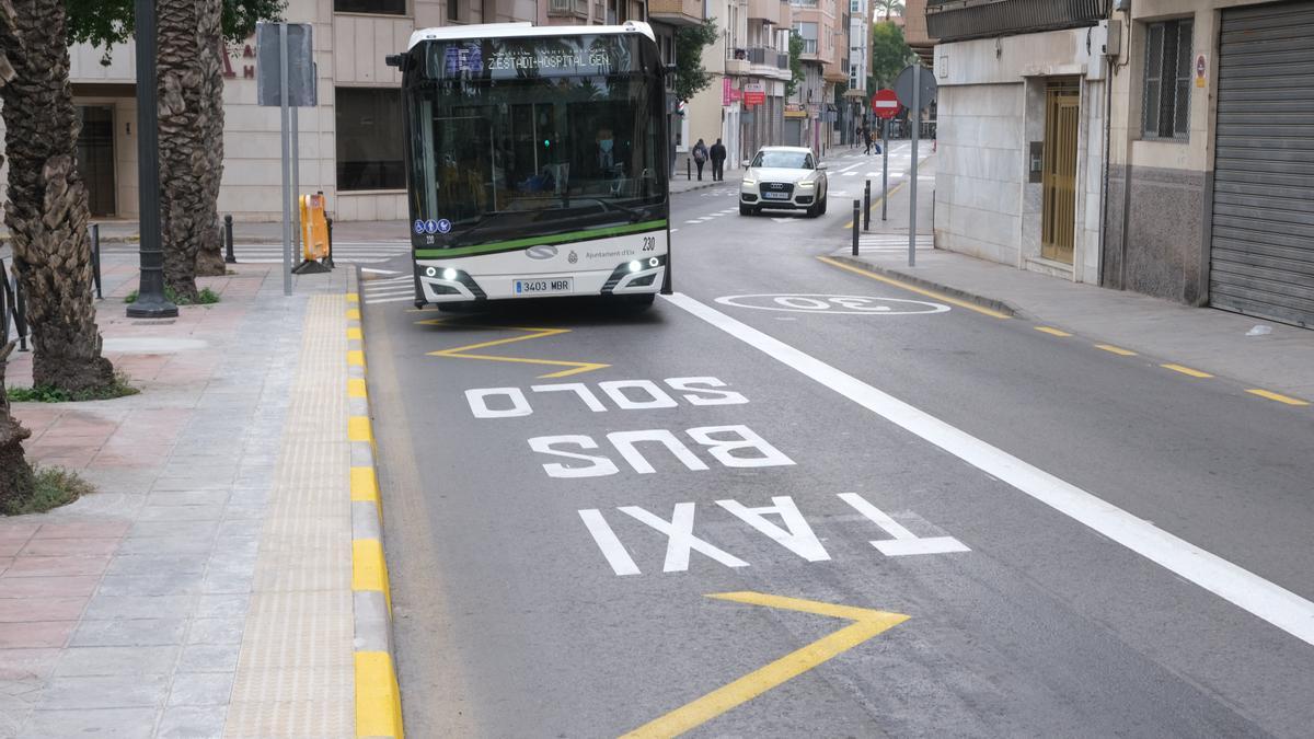 Carril bus en la avenida Doctor Jiménez Díez de Elche