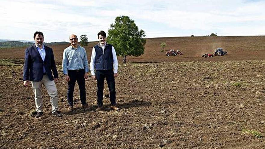 David Pereira, Ernesto Sánchez y David Robledo, responsables del proyecto, en Pombeiro.