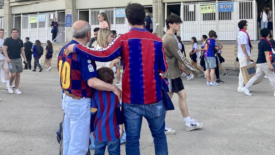 Abuelo, padre e hijo en el último partido del Camp Nou antes de las obras