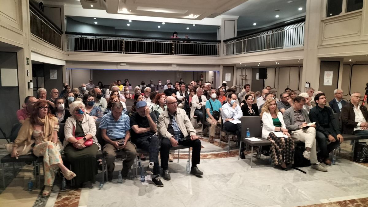 Representantes de diversos colectivos vecinales participaron en este encuentro de los barrios.