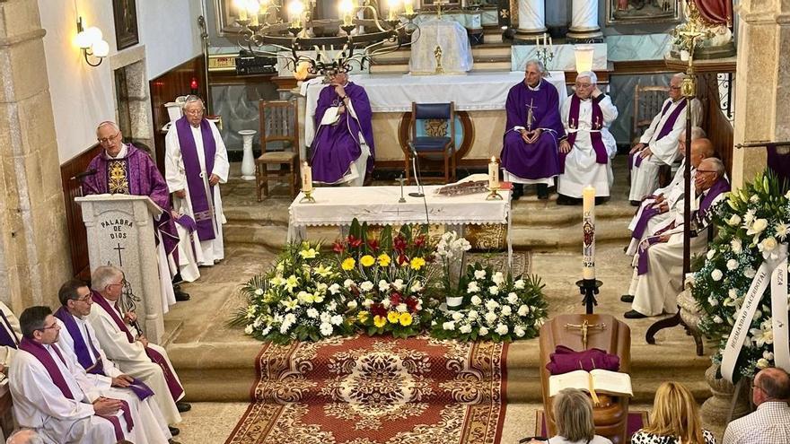 Un instante del funeral por Benedicto Iglesias en la iglesia parroquial de Filgueira.
