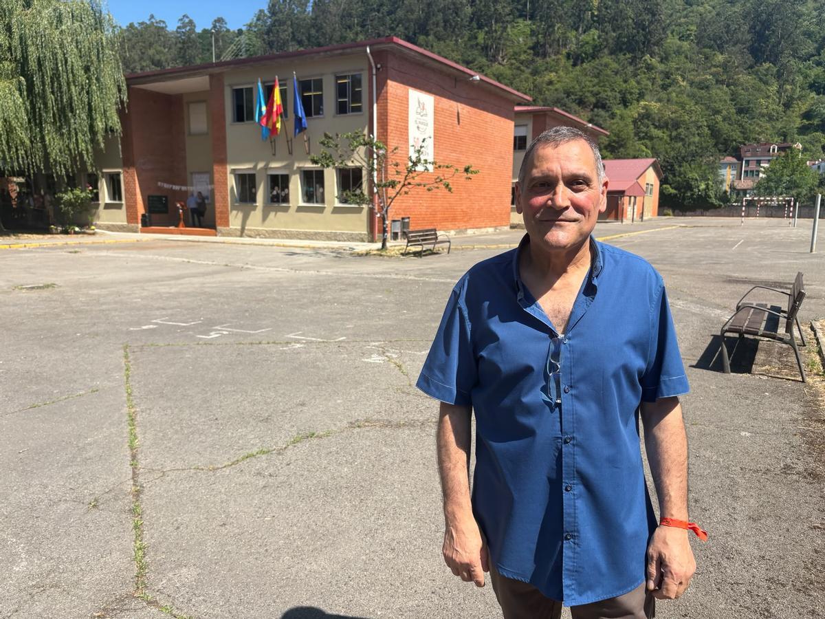 Leonardo Álvaez en el patio del colegio El Parque, en Blimea