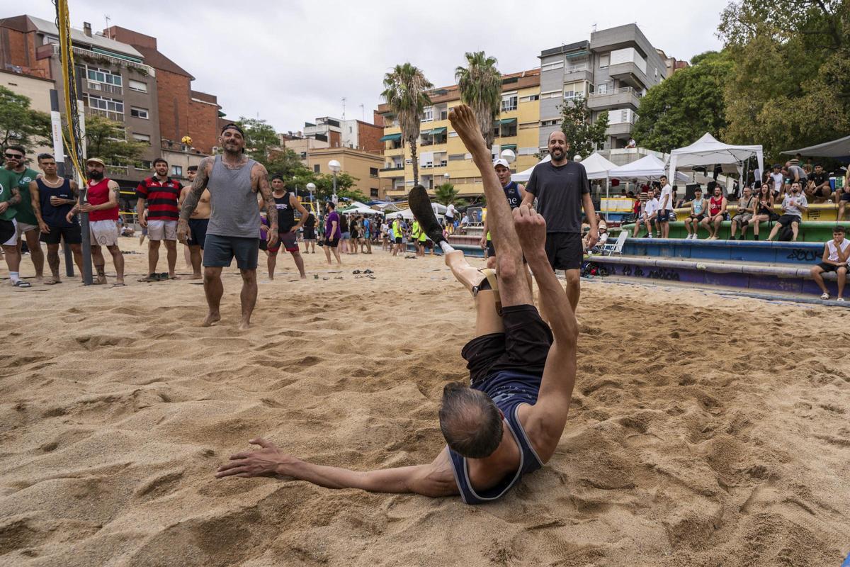 Chusco llano participante que juega con una protesis en el evento Prospe Beach, en la plaza Ángel Pestanya de Prosperitat llena de arena y convertida en una pista de vóley playa.