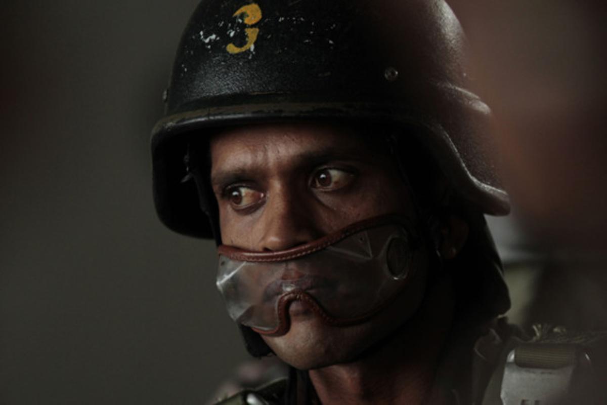 Un paracaigudista de les forces aèries de Sri Lanka moments abans del seu salt durant una exhibició a la base de Ratmalana(Sri Lanka).