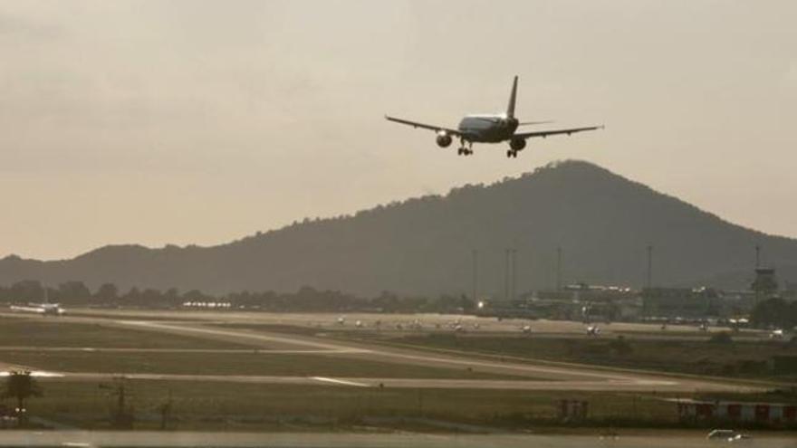 Un avión aterriza en el aeropuerto de Ibiza.