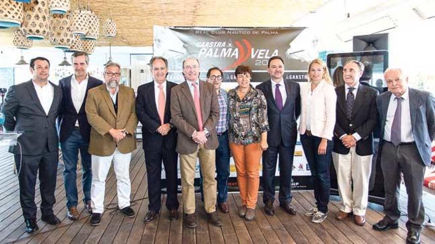 Los organizadores de la Gaastra PalmaVela posan ayer durante la presentación del evento.