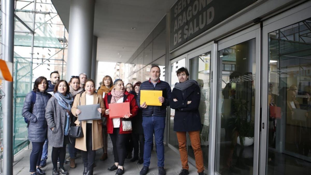 Entrega de firmas por el retraso de la baremación de méritos del Salud