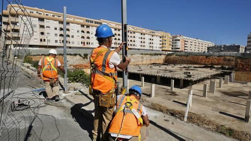 Operarios comienzan los trabajos de sustitución y renovación de más de 400 metros de vallado perimetral de la parcela.