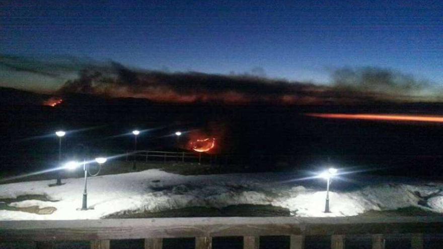 Vista del incendio en zonas de Pena Trevinca aún con nieve.