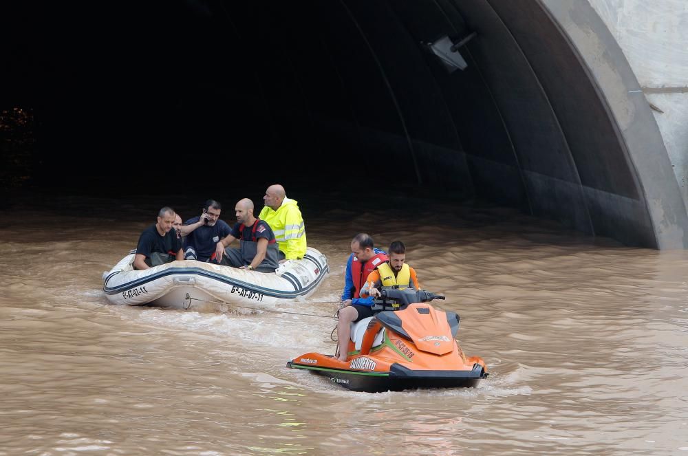 Rescatan a cuatro personas atrapadas en el túnel de la AP7 en Pilar de la Horadada