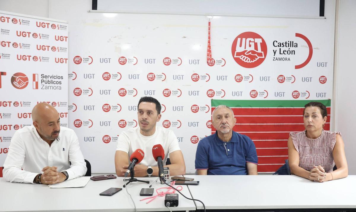 De izquierda a derecha, Óscar Lobo, Javier García, Pepe Álvarez y Victoria Corbacho analizan  en la sede de UGT la situación del operativo antiincendios en la provincia.