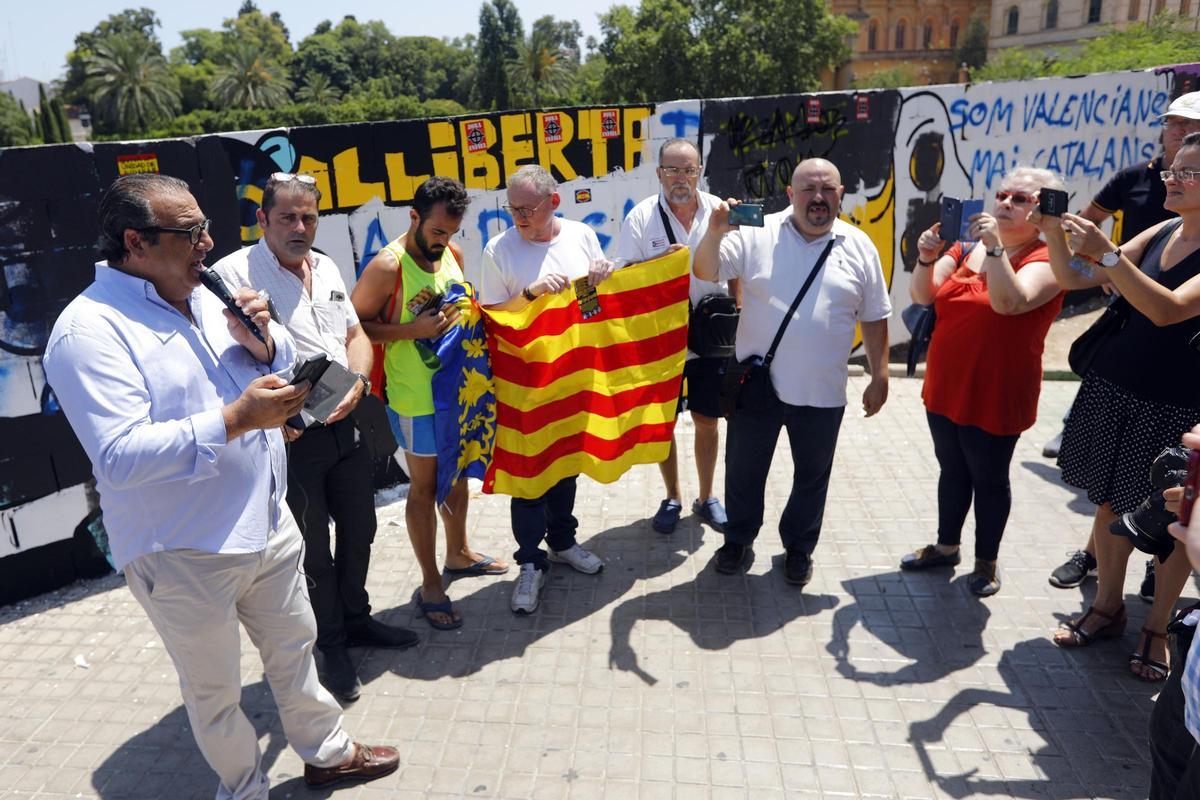 Sentandreu y España 2000 protestan en 2018 contra un mural por los presos políticos.