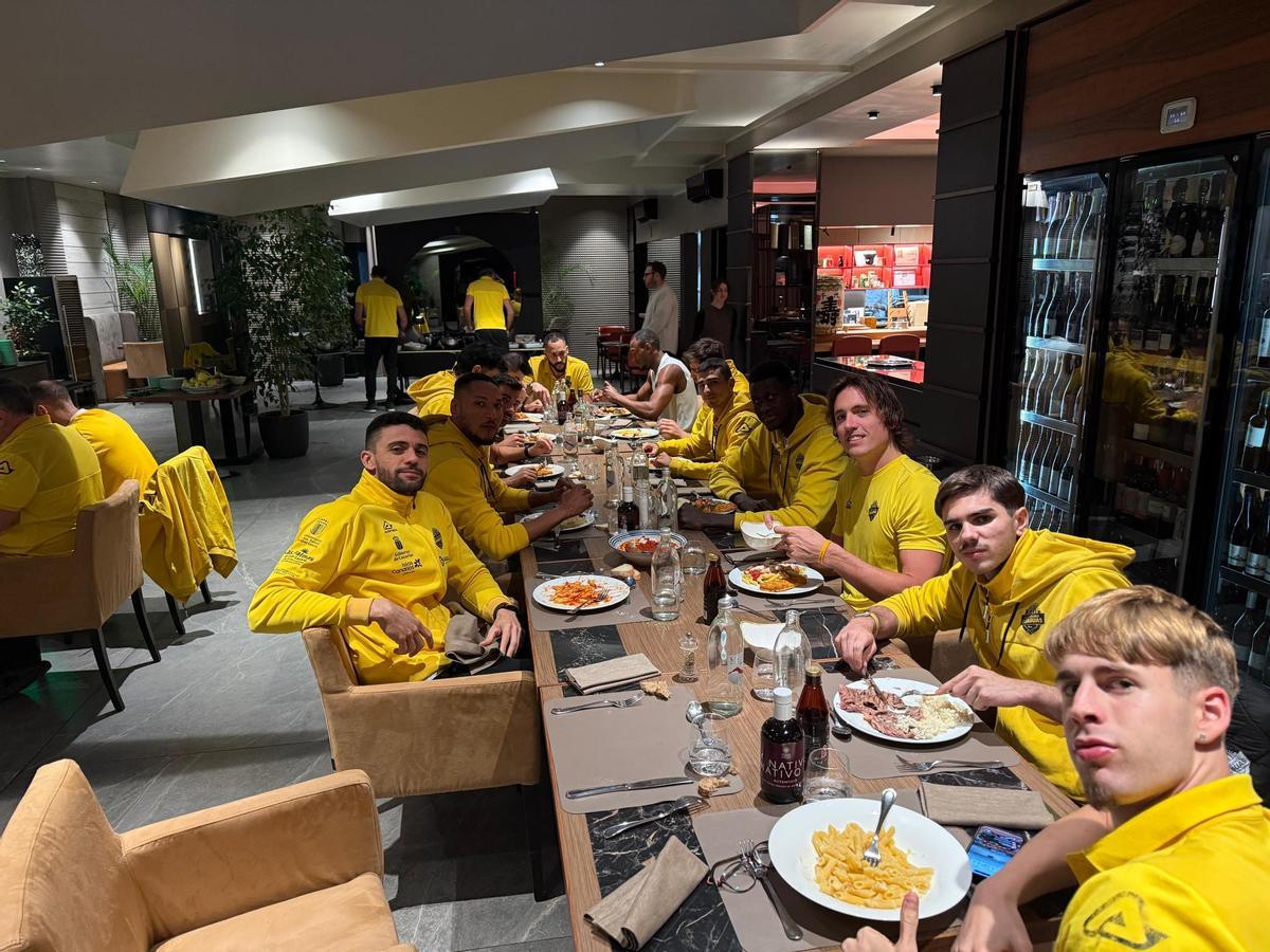La plantilla del Guaguas durante la cena de ayer a su llegada a Perugia.