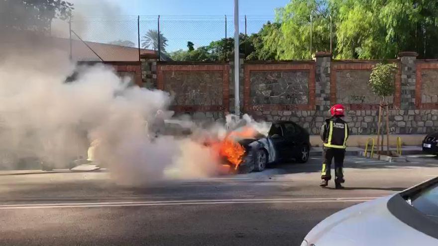 Bomberos extinguen un incendio en un vehículo