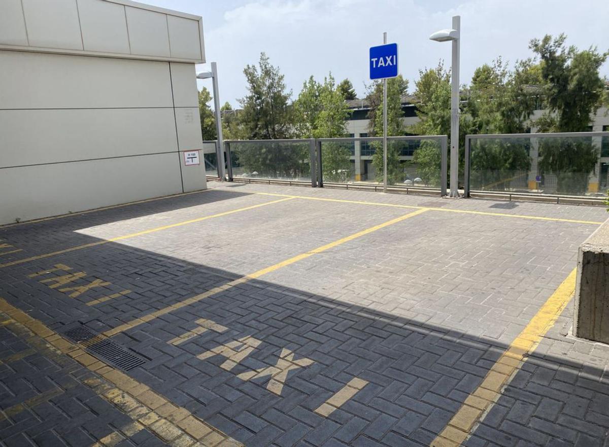 Estación de taxi en la planta 0 del hospital de referencia vacía.  | INNA ALOY