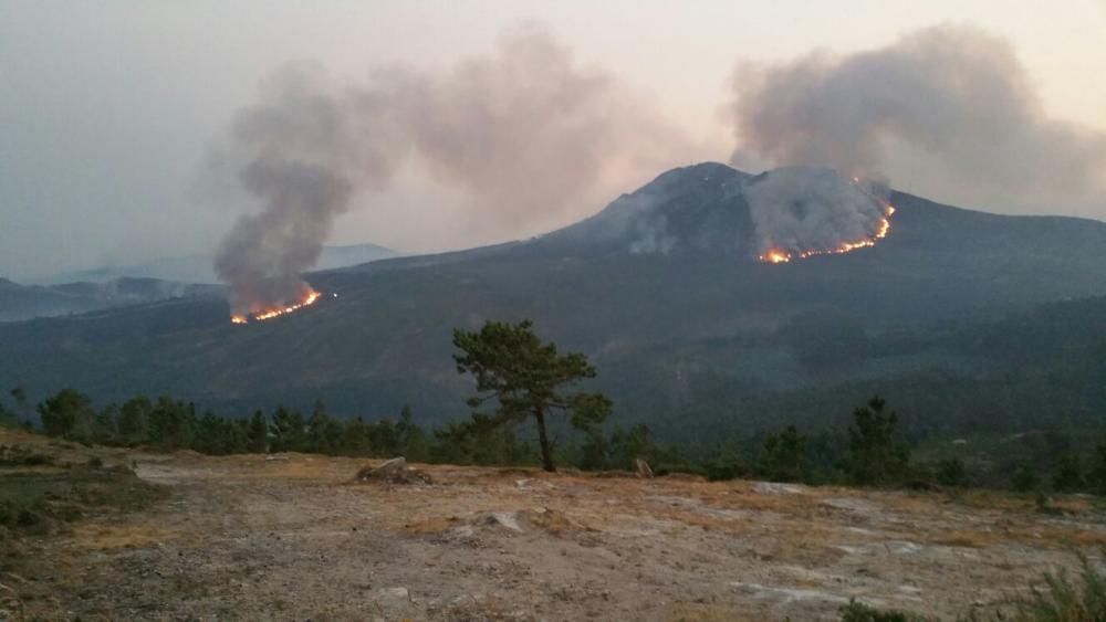 Incendios en Galicia | El fuego de Porto do Son arrasa el monte de A Curota