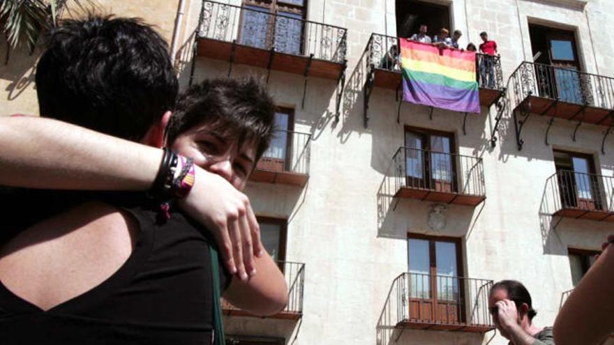 Momento en que es desplegada la bandera arcoíris, ayer en el Ayuntamiento de Elche.