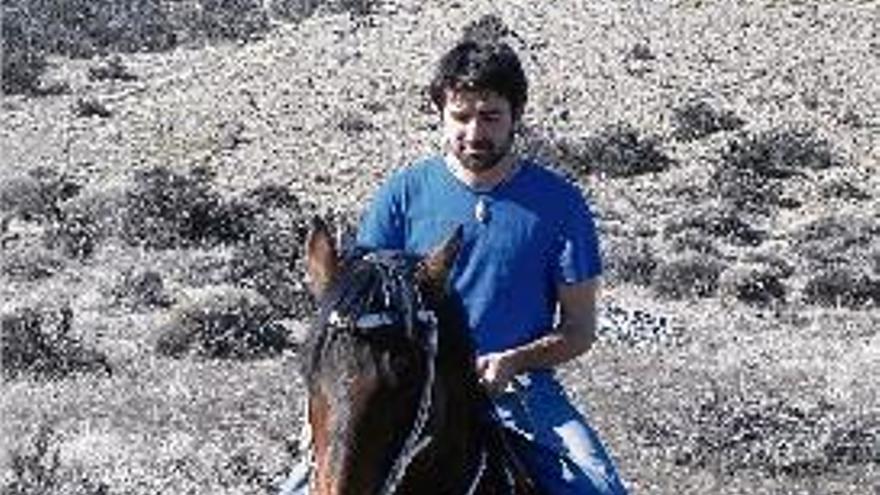 Àdria Homs (un mestre de Bianya de 22 anys) a cavall per Sud-amèrica.
