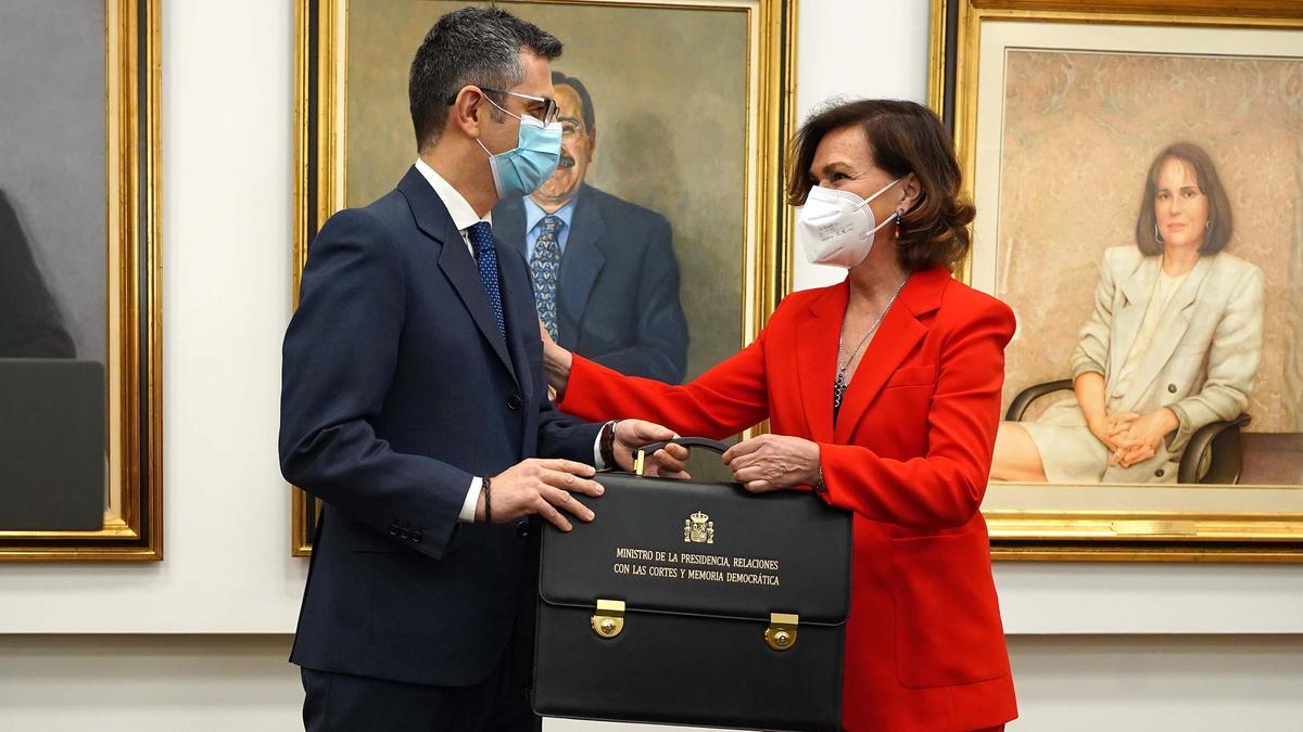 Carmen Calvo traspasa la cartera de Presidencia a Félix Bolaños