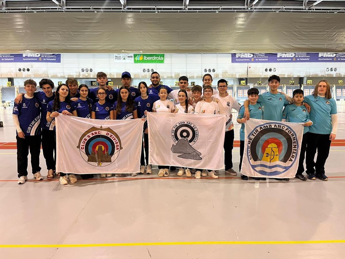 Foto grupal de los arqueros pitiusos participantes en el campeonato nacional celebrado en Valladolid.