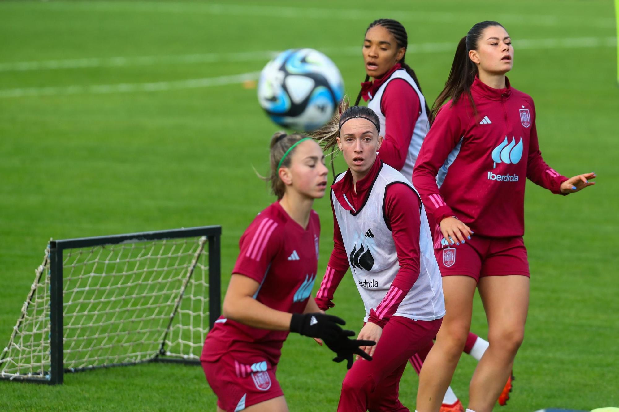 Las imágenes del histórico entrenamiento de la selección española femenina en Burgáns