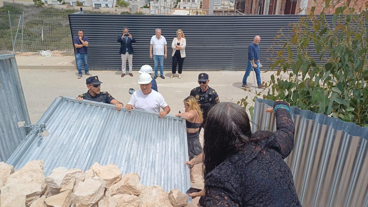 La Policía Local y la Guardia Civil detienen a las dueñas de la casa Langostina cuando itentaban evitar la ocupación de una parcela