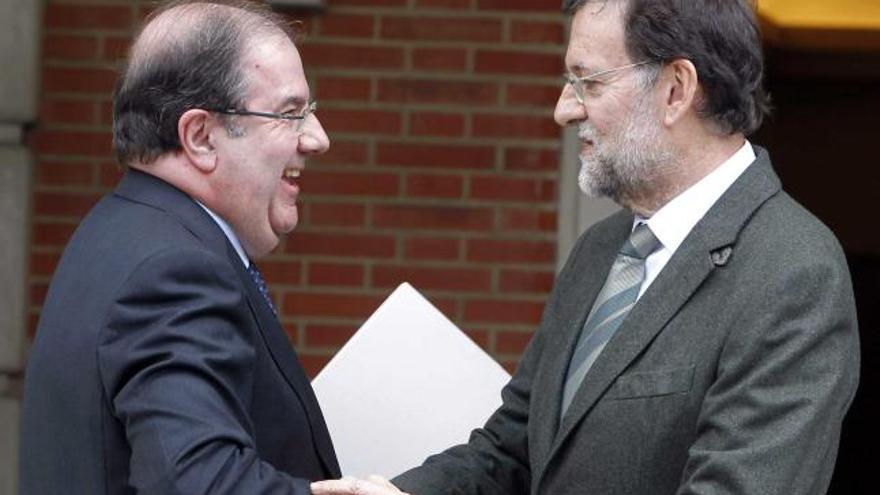 Juan Vicente Herrera y Mariano Rajoy se saludan en la puerta de la Moncloa.