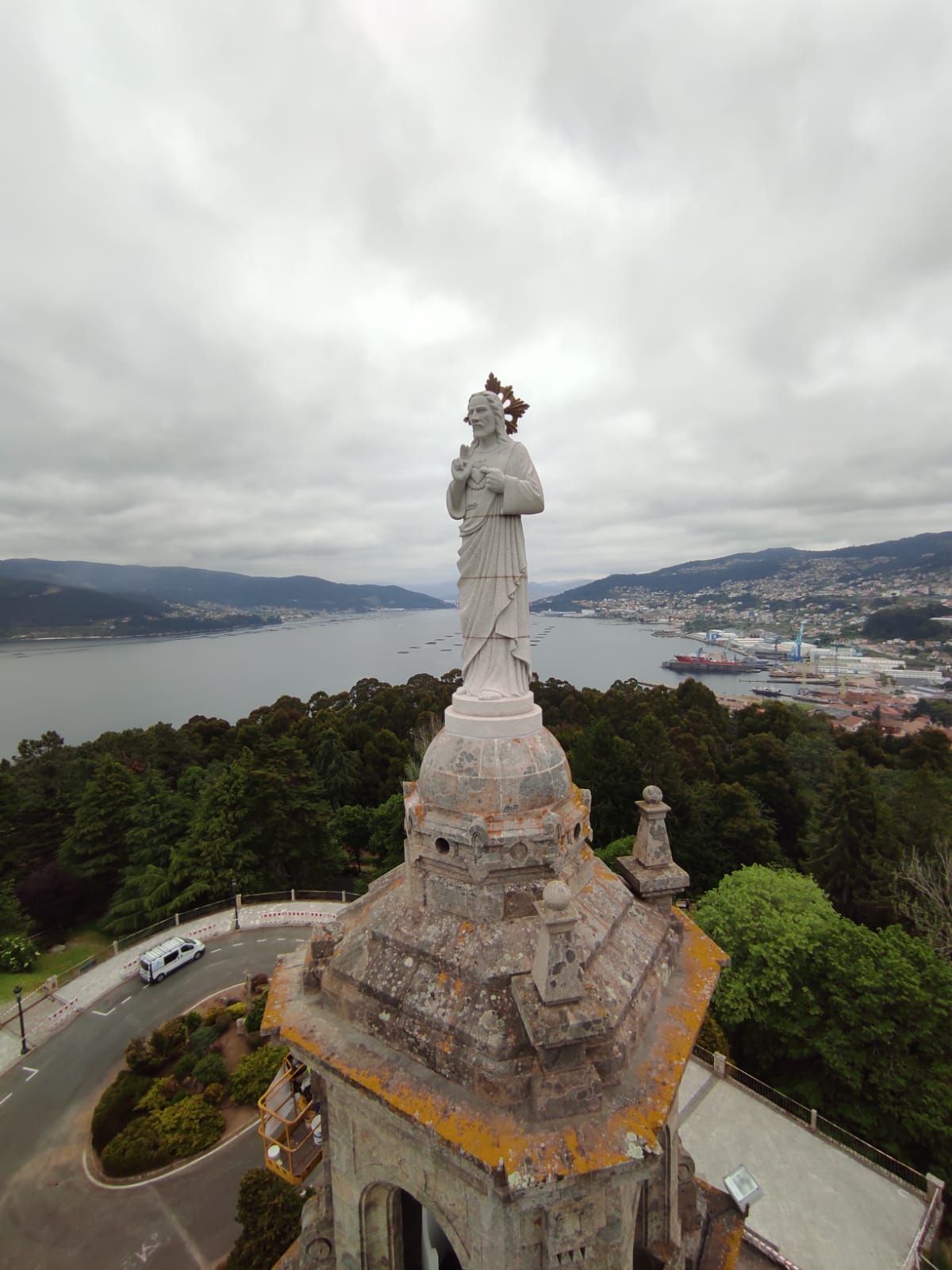 Así fue la instalación del Cristo en A Guía