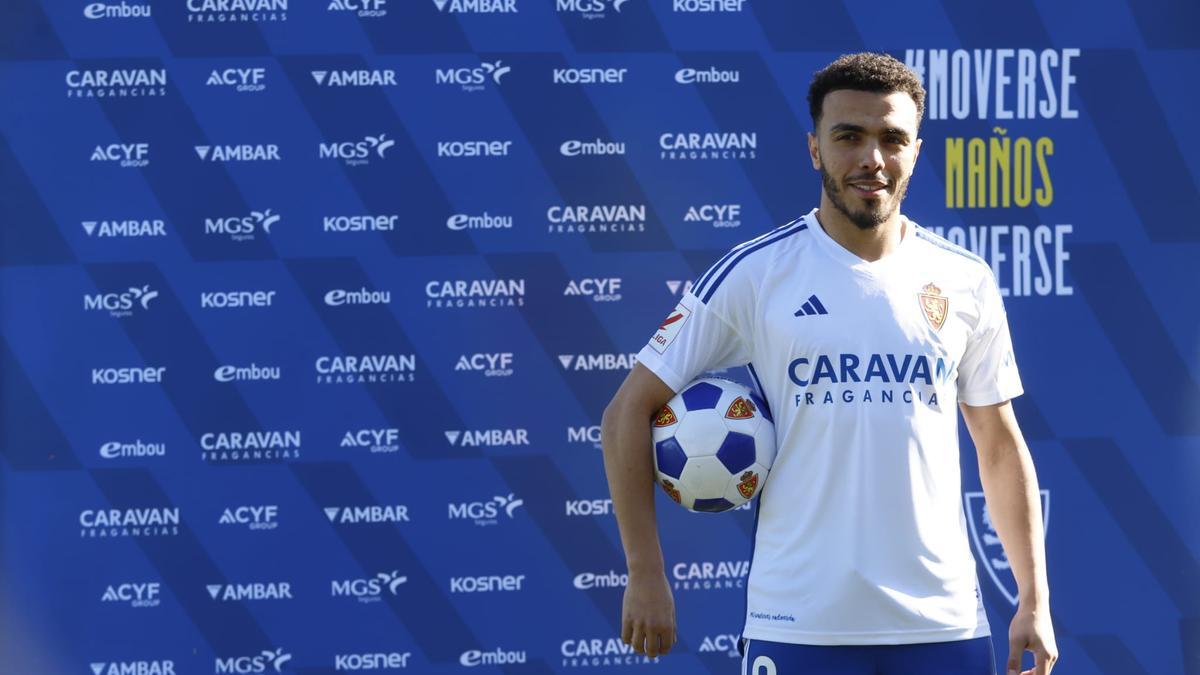 Zedadka posa en su presentación con el Zaragoza.