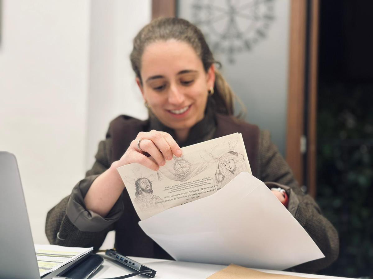 María Cabezas preparando una papeleta de sitio durante el reparto de papeletas de Monte-Sión.