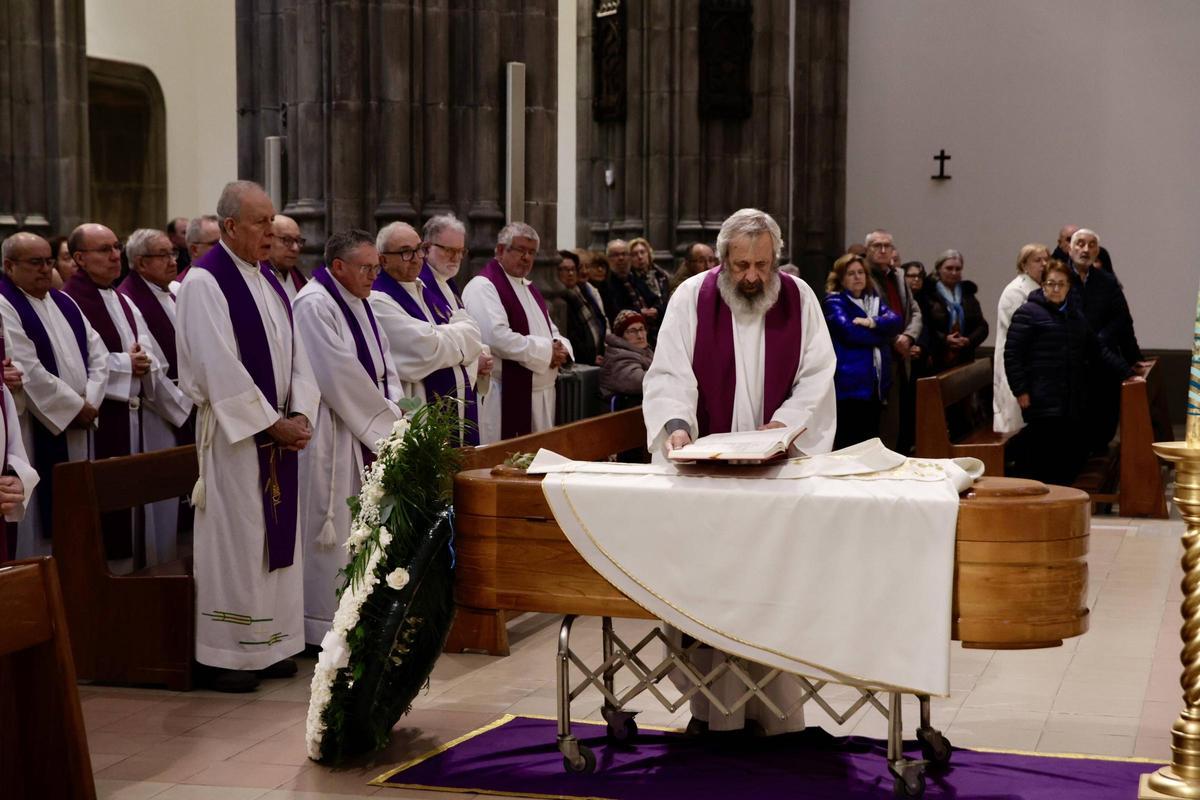 EN IMÁGENES: El funeral de "Donvi" en la iglesia de San Lorenzo de Gijón