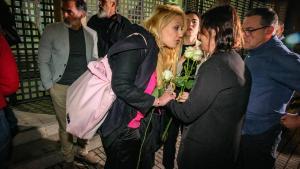 Emilia Chavero, junto a su abogada, Verónica Guerrero, con las rosas blancas.