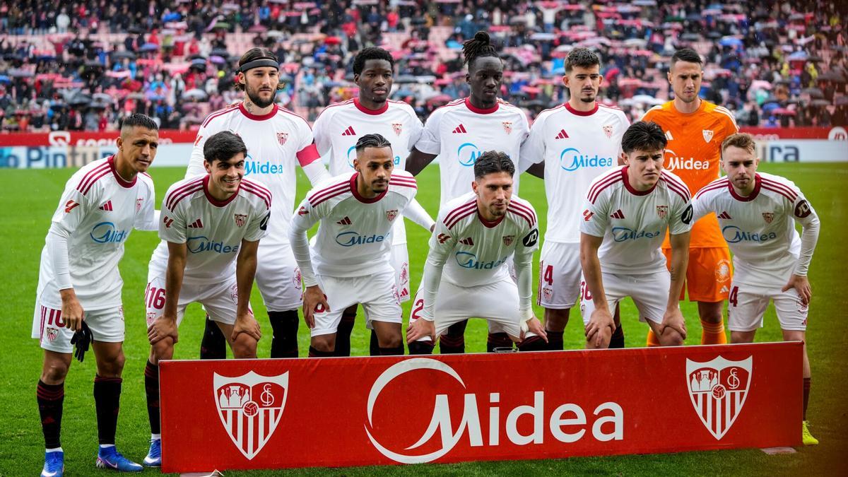 Los jugadores del Sevilla FC posan para una foto durante el partido de fútbol de la liga española, LaLiga EA Sports, disputado entre el Sevilla FC y el Levante UD en el estadio Ramón Sánchez-Pizjuán