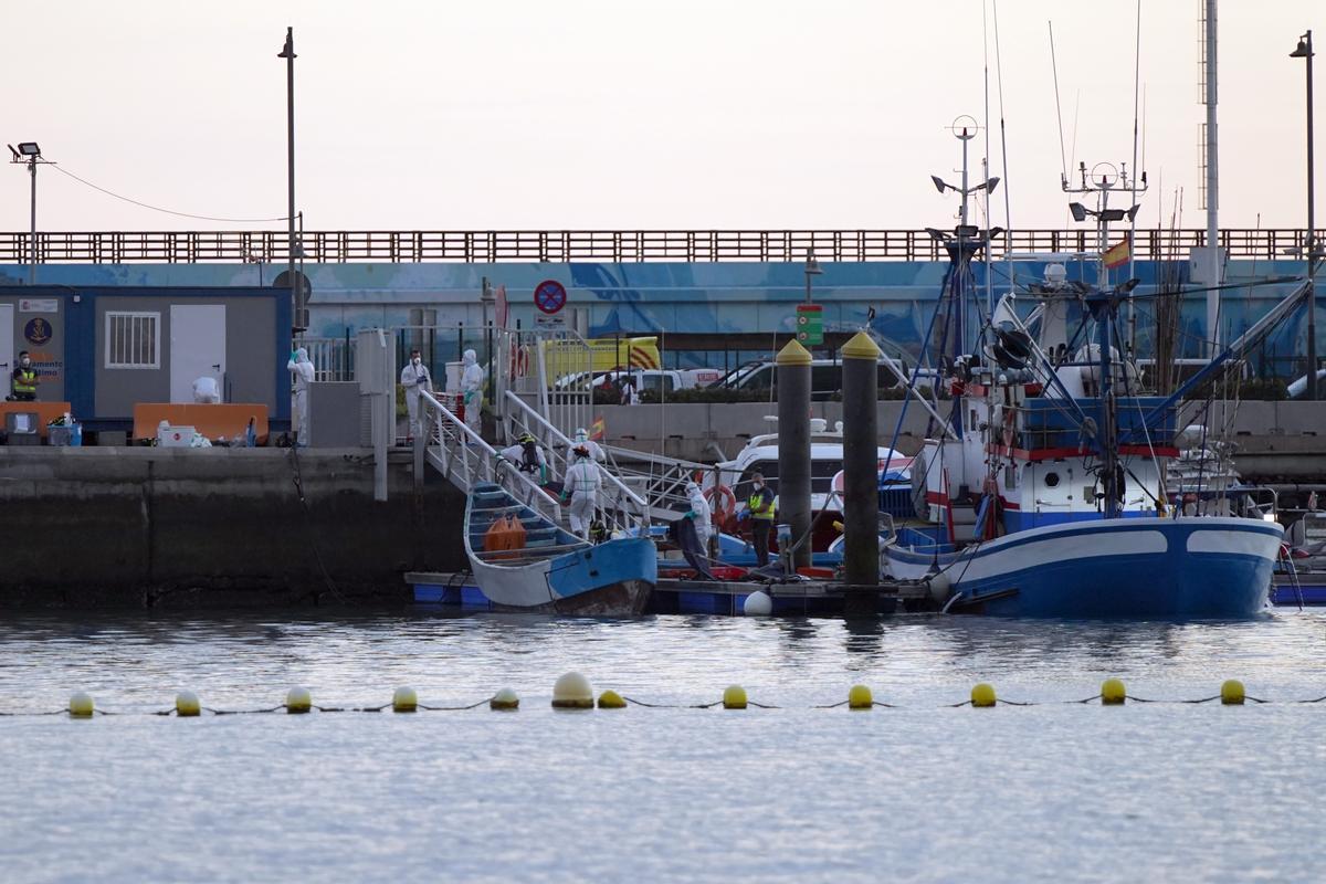 Llegada de los cadáveres migrantes fallecidos cerca de El Hierro (28/04/21)