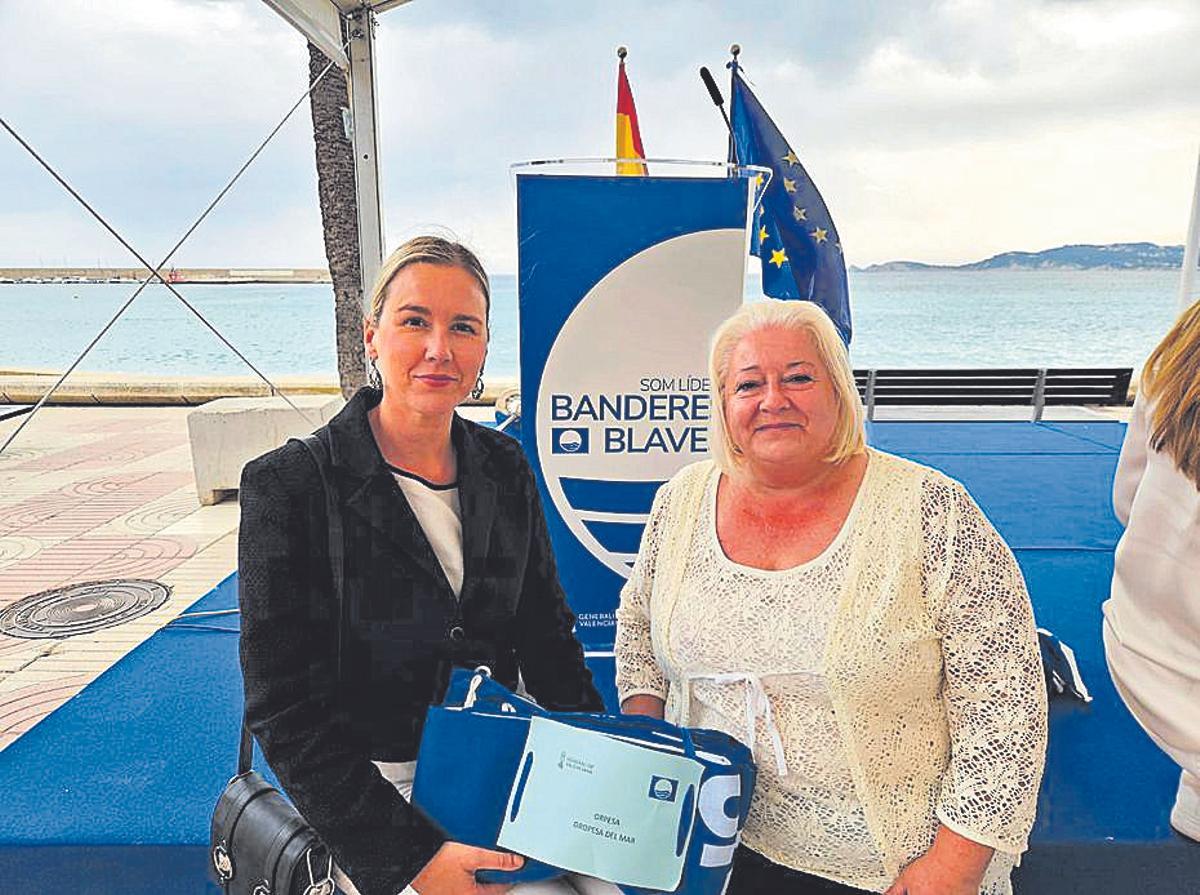 La alcaldesa de Orpesa, Araceli de Moya, y la concejala encargada de Playas, Isabel Moya, con la enseña.