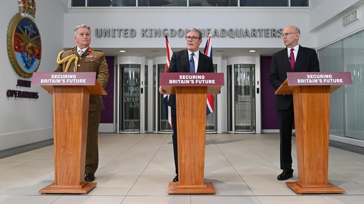 El primer ministro británico, Keir Starmer, flanqueado por el general James Hockenhull y el secretario de Defensa, John Healey, este jueves en Londres.