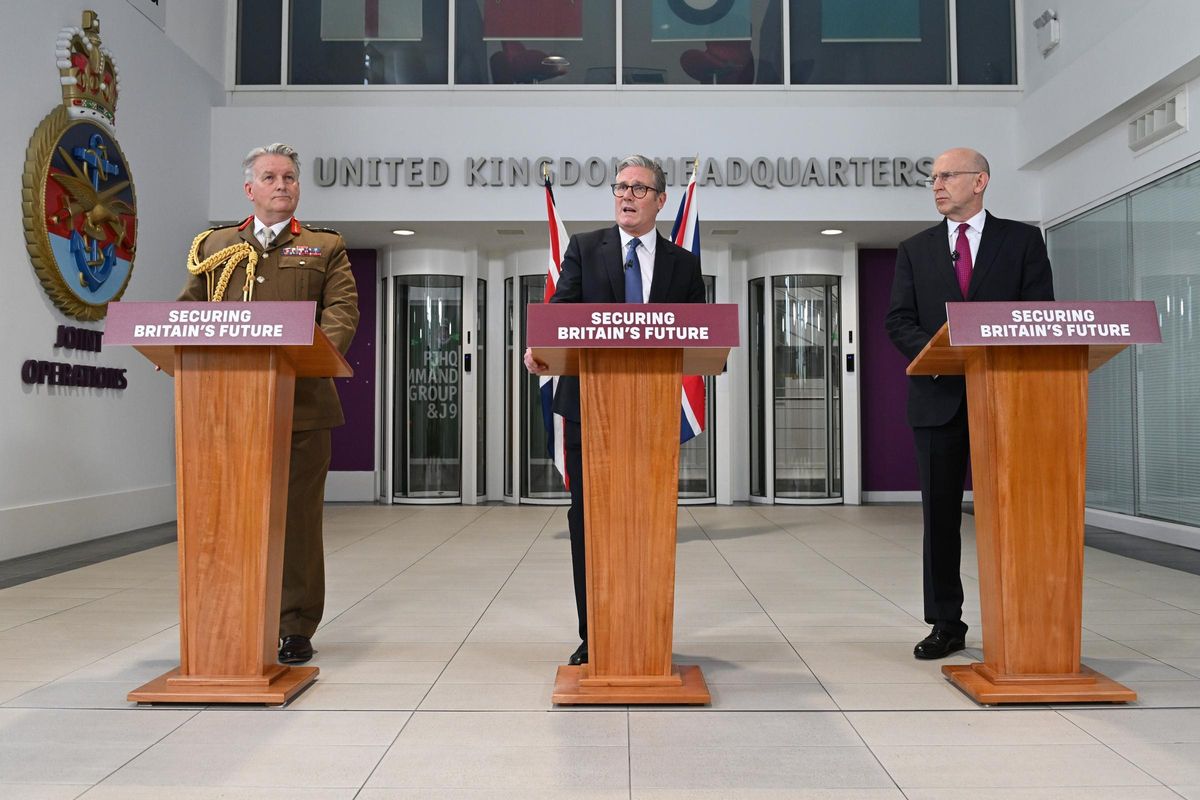 El primer ministro británico, Keir Starmer, flanqueado por el general James Hockenhull y el secretario de Defensa, John Healey, este jueves en Londres. El primer ministro británico, Keir Starmer, flanqueado por el general James Hockenhull y el secretario de Defensa, John Healey, este jueves en Londres.