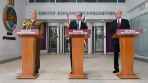 El primer ministro británico, Keir Starmer, flanqueado por el general James Hockenhull y el secretario de Defensa, John Healey, este jueves en Londres.
