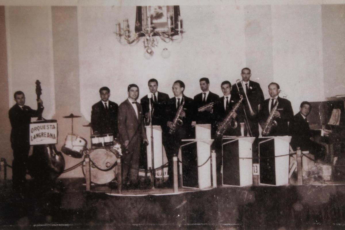 Actuación de la Orquesta Langreana