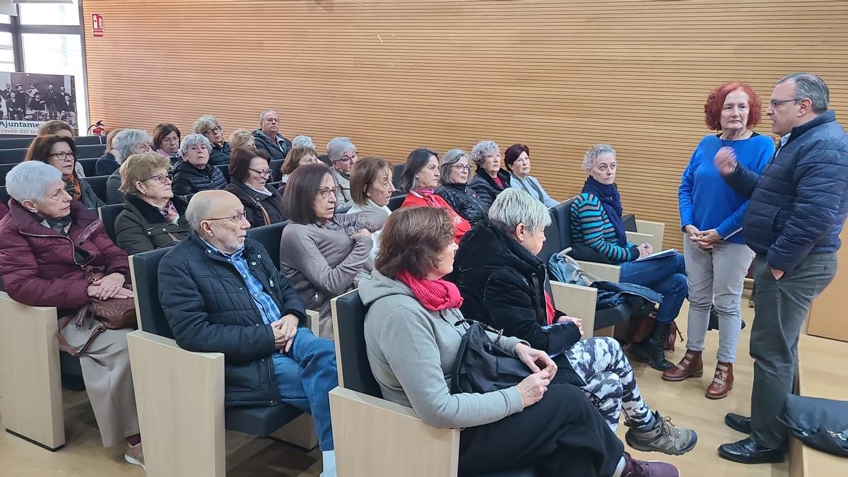 El alcalde, José María Musoles (PP), explica a la spersonas mayores a la espera de actividades deportivas la situación con los monitores.