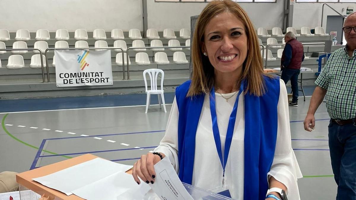 La líder del PP de Almassora, María Tormo, ejerciendo el derecho al voto.