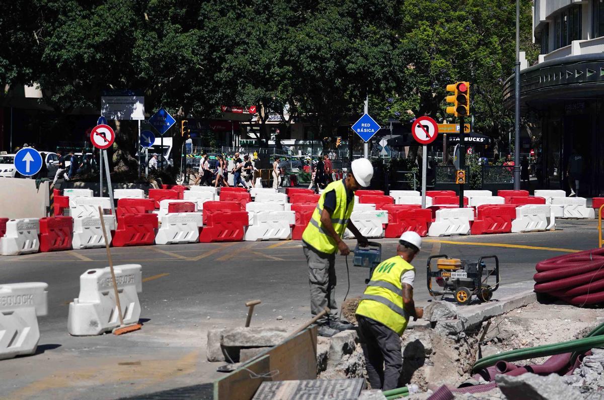 Cortes de tráfico y cierre en calle Hilera por las obras de ampliación del metro de Málaga.
