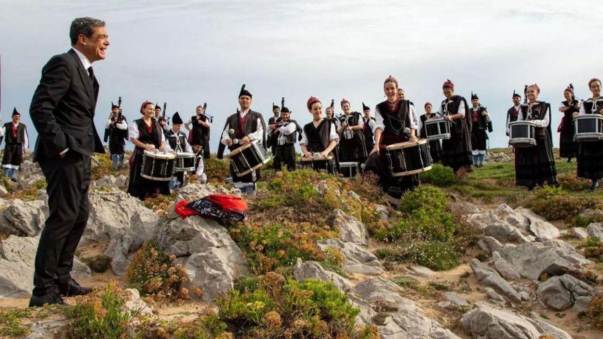 José Ángel Hevia, con integrantes de la Banda Gaites Llacín, en los bufones de Pría (Llanes).