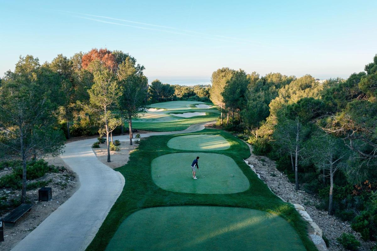 INFINITUM cuenta con dos campos de lujo, y con la reforma de Hills, el resort entra a jugar con los mejores de Europa y del mundo.